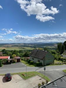 une vue aérienne sur une maison avec un parking dans l'établissement hotel Sádek, à Díly