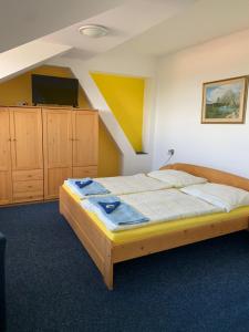 Postel nebo postele na pokoji v ubytování hotel Sádek