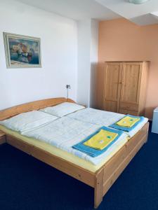 Postel nebo postele na pokoji v ubytování hotel Sádek