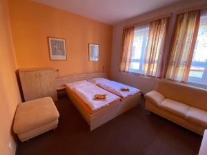 Postel nebo postele na pokoji v ubytování hotel Sádek