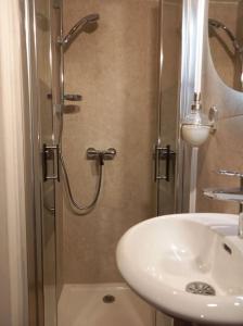 La salle de bains est pourvue d'une douche, d'un lavabo et d'un lavabo. dans l'établissement Le studio de Diane - Terrasse et Parking -, à Montboucher-sur-Jabron