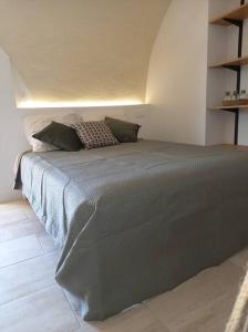um quarto com uma cama grande num quarto em Le studio de Diane - Terrasse et Parking - em Montboucher-sur-Jabron