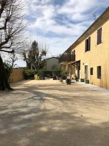 un parking vide à côté d'un bâtiment dans l'établissement Le studio de Diane - Terrasse et Parking -, à Montboucher-sur-Jabron