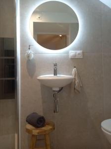 La salle de bains est pourvue d'un lavabo et d'un miroir mural. dans l'établissement Le studio de Diane - Terrasse et Parking -, à Montboucher-sur-Jabron