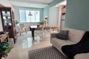 a living room with a couch and a table at Apartamento uma quadra do mar, melhor localização in Capão da Canoa