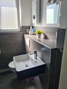 Ванна кімната в Schöne 2 Zimmer Apartment City, Netflix &Prime