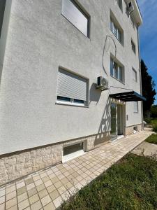 un edificio con una ventana y un toldo en él en Apartment Stex 2, en Podgorica