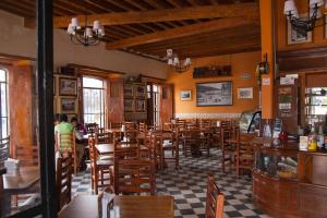 un restaurante con muchas mesas y sillas en ALOJAMIENTO CAMPESTRE, en Ciudad de México