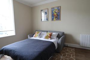 sypialnia z łóżkiem z niebieskim kocem w obiekcie Town View w mieście Stourport