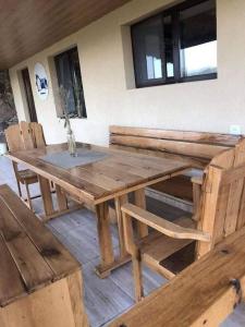 uma mesa de madeira e cadeiras num quarto em Shenlik Rest House em Chʼinchʼin