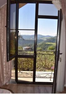 uma janela aberta com vista para a montanha em Shenlik Rest House em Chʼinchʼin