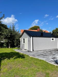 un garaje blanco con techo solar en Cottage Sanna, en Jönköping