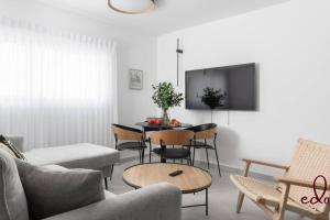 a living room with a couch and a table at דירת 2 חדרי שינה וסלון 50 מטר מהים- By Edomlux in Eilat
