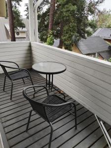 2 chaises et une table sur une terrasse dans l'établissement Private room in a house w/ pool, à Helsinki