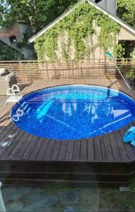 - une petite piscine bleue sur une terrasse en bois dans l'établissement Private room in a house w/ pool, à Helsinki
