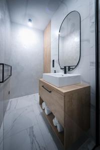 La salle de bains est pourvue d'un lavabo et d'un miroir. dans l'établissement Zikovka, à Olomouc