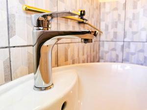 un rubinetto su un lavandino in bagno di Genesis Guesthouze a Bela-Bela Altre 88 foto