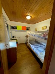 - une chambre avec 2 lits superposés dans une maison dans l'établissement A Casa do Abuelo, à Ourense