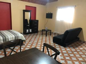 1 dormitorio con 1 cama, 1 silla y 1 mesa en ALOJAMIENTO CAMPESTRE, en Ciudad de México