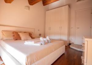 1 dormitorio con 1 cama blanca grande en una habitación en Mansarda storica Colombo in centro - parcheggio privato, en Ferrara