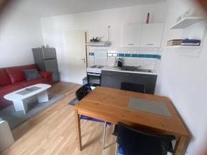 O bucătărie sau chicinetă la Schöne 2 Zimmer Apartment in Krefeld City, Monteur Wohnung Netflix & Prime