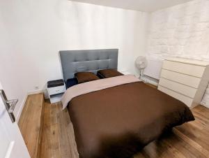 מיטה או מיטות בחדר ב-Rez de jardin de maison avec grand jardin exclusif