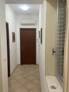 corridoio con porta e pavimento piastrellato di Casa Vacanze - Oliveri - Sicilia a Oliveri