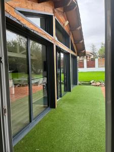 eine offene Tür eines Hauses mit grünem Gras in der Unterkunft Résidence pleine nature in Revel