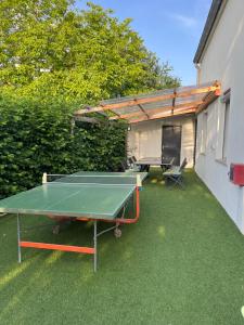 stół do ping ponga na podwórku domu w obiekcie Résidence pleine nature w mieście Revel
