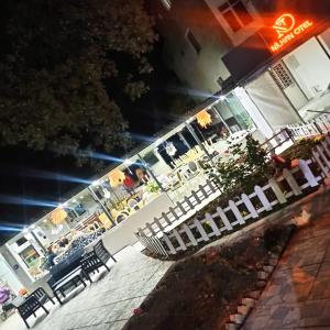 un grupo de sillas y una valla frente a un restaurante en Nilhan Otel en Ören