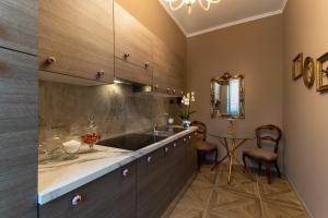 cocina con fregadero y espejo en Dolce Casa Only Adults B&B, en San Lazzaro di Savena