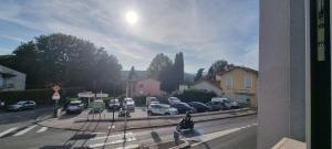 een straat met auto's geparkeerd op een parkeerplaats bij TITI'S HOME in Cagnes-sur-Mer