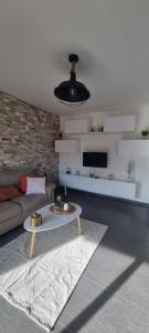 uma sala de estar com um sofá e uma mesa de centro em TITI'S HOME em Cagnes-sur-Mer