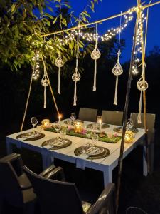 una mesa con copas de vino y luces en ella en Il rifugio tra gli ulivi en Ortona