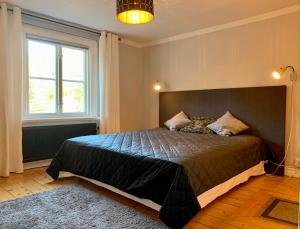 a bedroom with a large bed and a window at Flemma Gård Wing residence with lake view in Vreta Kloster