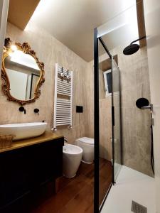 uma casa de banho com um lavatório e um espelho em Le finestre sul lago em Piediluco
