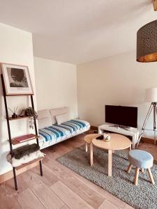 Sala de estar con cama y mesa en Cocon Urbain - avec parking privé gratuit, en Toulouse