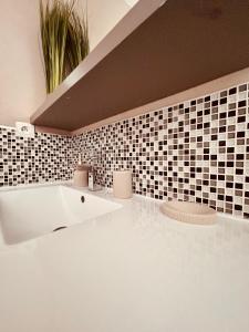 baño con bañera blanca y azulejos negros en Cocon Urbain - avec parking privé gratuit, en Toulouse