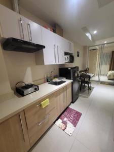 Virtuve vai virtuves zona naktsmītnē Family-Friendly One-Bedroom Unit at Matina Enclaves
