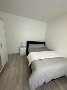 Łóżko lub łóżka w pokoju w obiekcie Warwick Avenue Residency