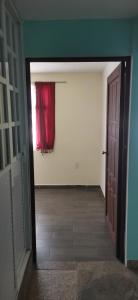 un pasillo vacío con una cortina roja en una habitación en casa 2 pisos tultitlan, en Ciudad de México