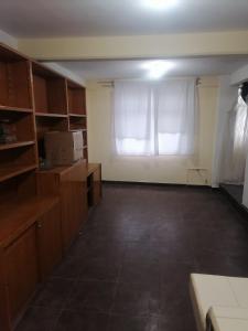una habitación vacía con una ventana con una cortina blanca en casa 2 pisos tultitlan, en Ciudad de México