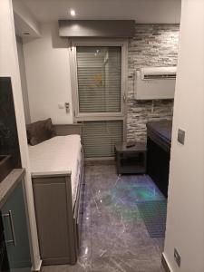 mały pokój z łóżkiem i oknem w obiekcie Studette avec SPA & Jacuzzi w mieście Sète