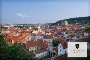 uitzicht op een stad met rode daken bij Hotel At the Golden Scissors in Praag