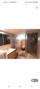 卡萊帕涅的住宿－Tik69，带淋浴、盥洗盆和卫生间的浴室