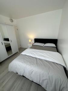 Een bed of bedden in een kamer bij Warwick Avenue Residency