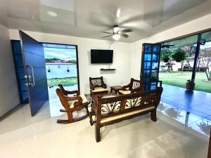 sala de estar con mesa, sillas y TV en Villa Pangara, en Rivera