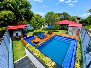 an overhead view of a swimming pool in a backyard at Villa Pangara in Rivera