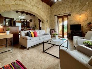 - un salon avec un canapé et une table dans l'établissement Villa Toula with pool Nr Armeni Crete, à Makhairoí