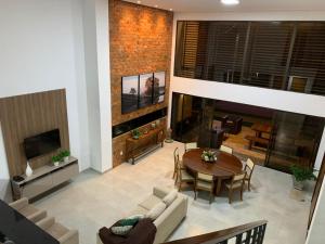 a living room with a couch and a table at Villas de Bananeiras in Bananeiras